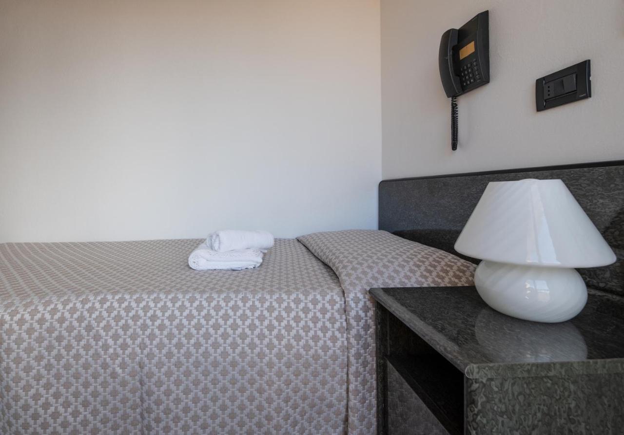 Hotel Nobel Rimini Bagian luar foto