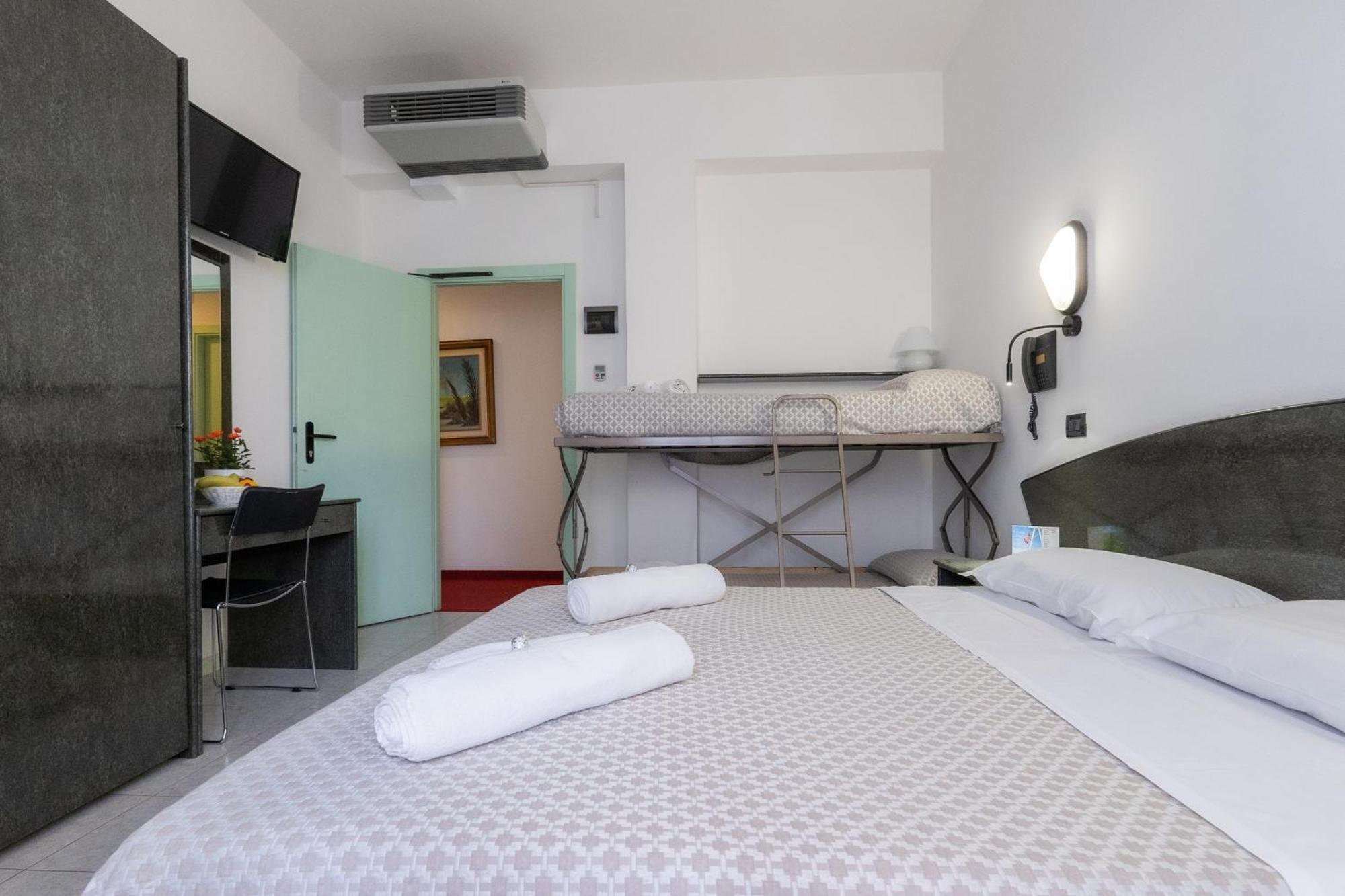 Hotel Nobel Rimini Bagian luar foto