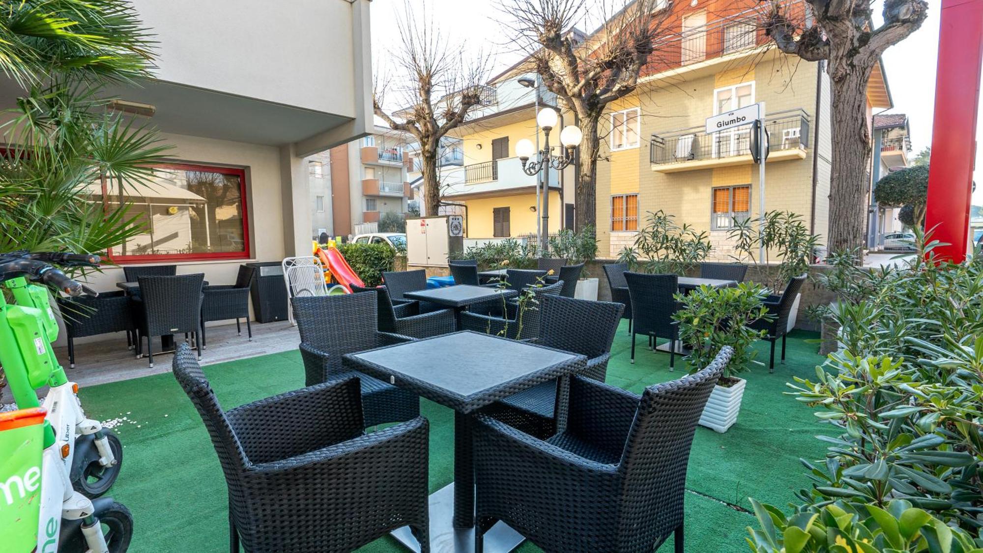 Hotel Nobel Rimini Bagian luar foto