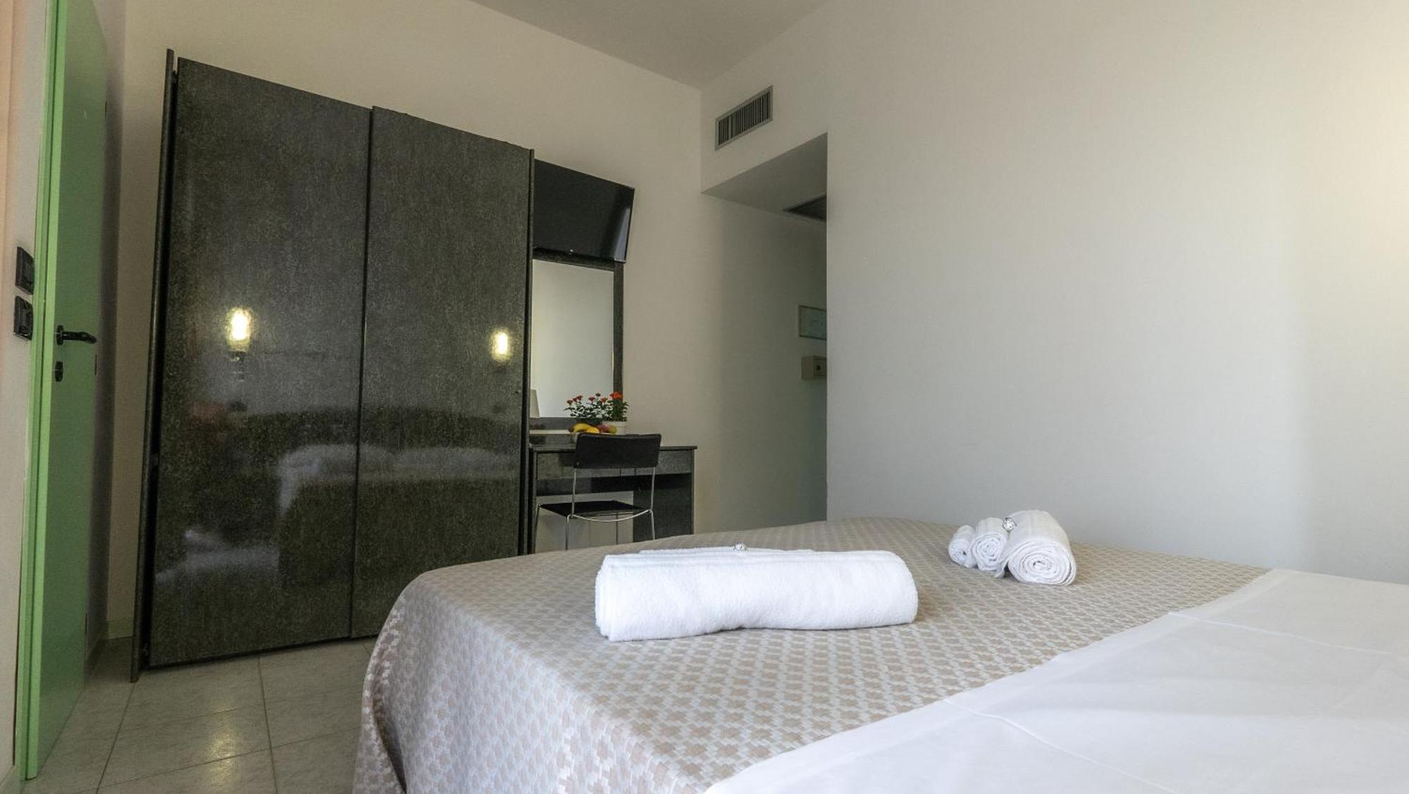 Hotel Nobel Rimini Bagian luar foto